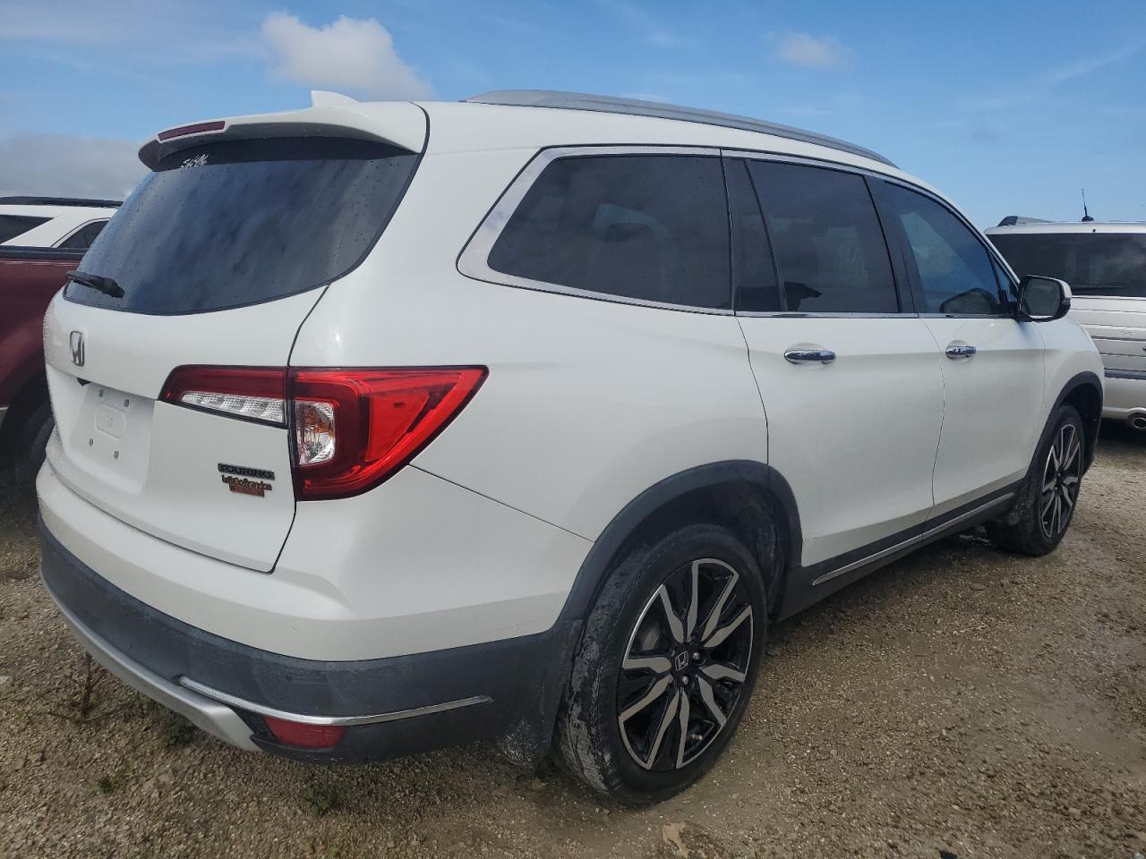2021 Honda Pilot VIN 5FNYF5H69MB037787 Copart auction photo, water/flood damage thumbnail 3