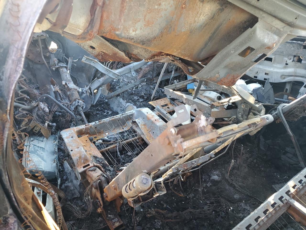 2001 GMC Yukon VIN 1GKEC13V51J286924 Copart auction photo, burn damage thumbnail 8