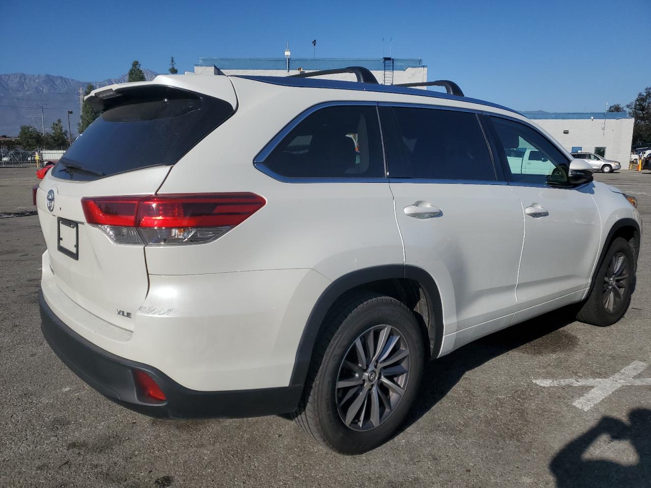 2018 Toyota Highlander VIN 5TDKZRFH9JS532264 Copart auction photo, side damage thumbnail 3