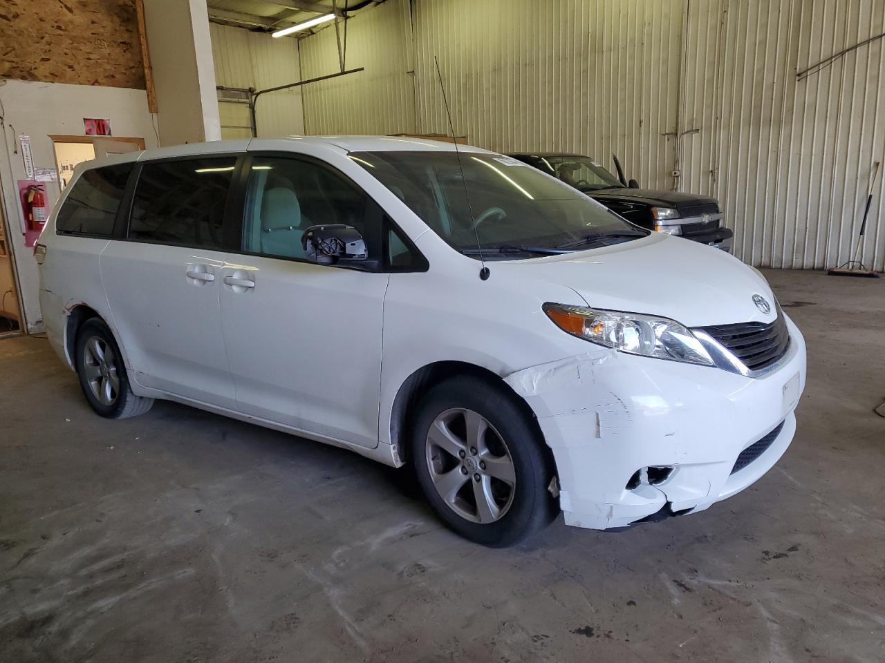 2011 Toyota Sienna VIN 5TDKA3DC5BS006386 Copart auction photo, front end damage thumbnail 4