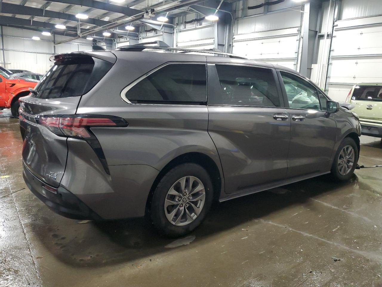 2022 Toyota Sienna VIN 5TDJSKFCXNS073599 Copart auction photo, front end / side damage thumbnail 3