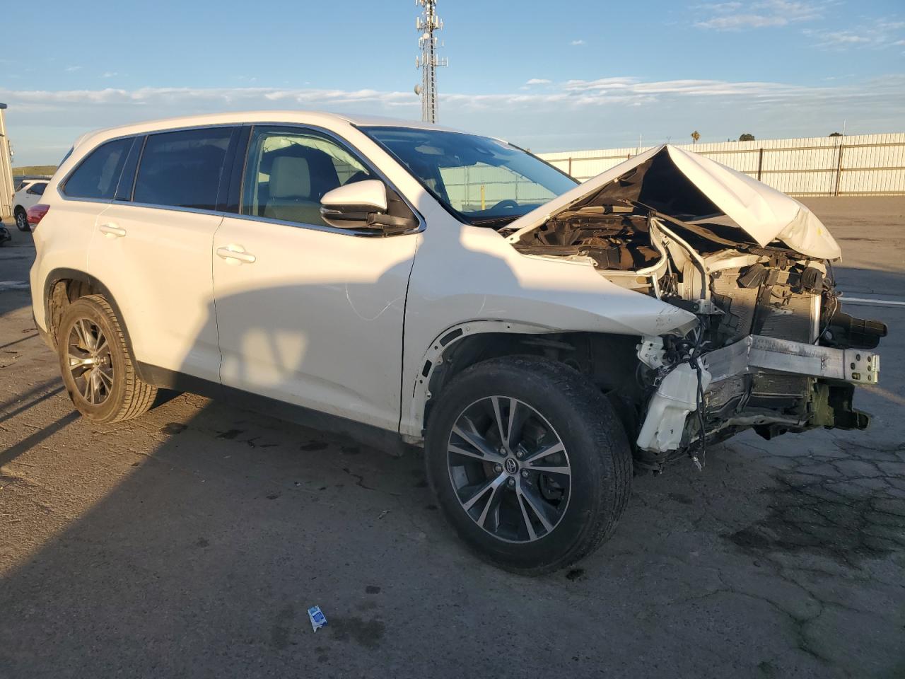 2019 Toyota Highlander VIN 5TDZZRFH2KS318538 Copart auction photo, front end damage thumbnail 4