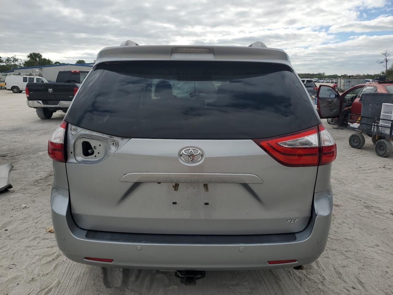 2017 Toyota Sienna VIN 5TDYZ3DC1HS853000 Copart auction photo, side damage thumbnail 6