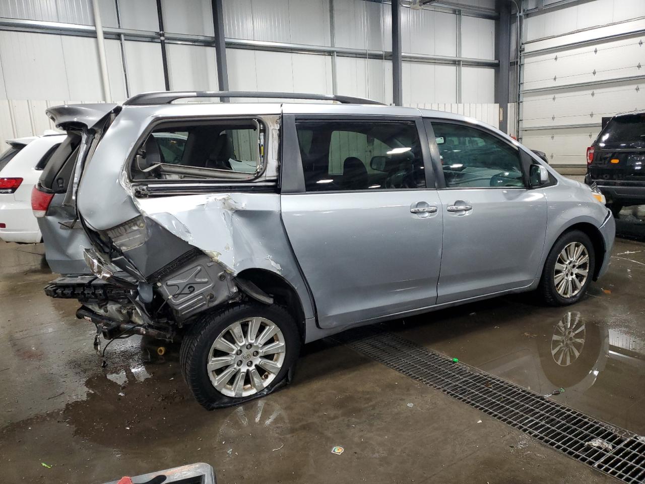 2011 Toyota Sienna VIN 5TDDK3DC1BS013860 Copart auction photo, rear end / front end damage thumbnail 3