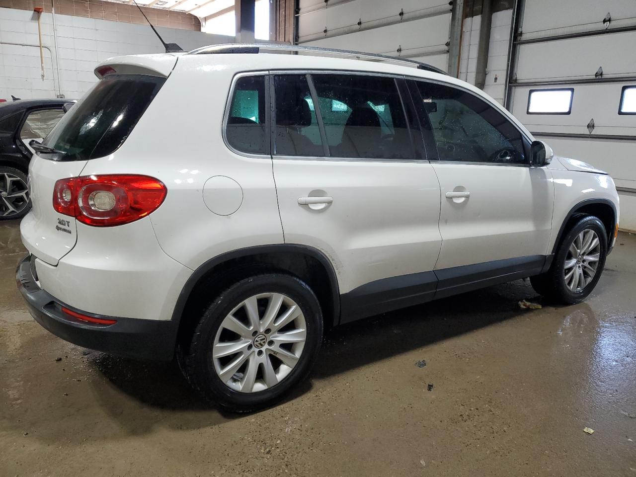 2009 Volkswagen Tiguan VIN WVGBV75N29W525445 Copart auction photo, rear end / side damage thumbnail 3