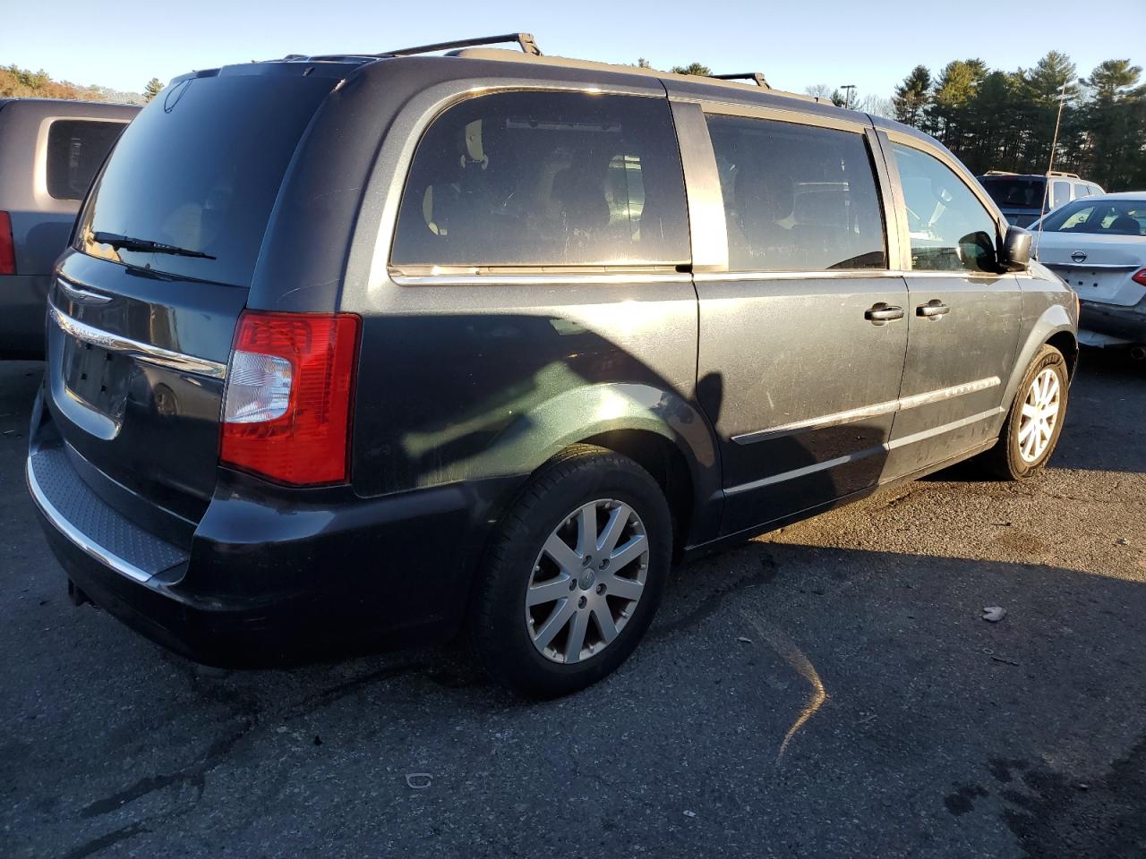 2014 Chrysler Town & Country VIN 2C4RC1BG3ER257259 Copart auction photo, front end / side damage thumbnail 3
