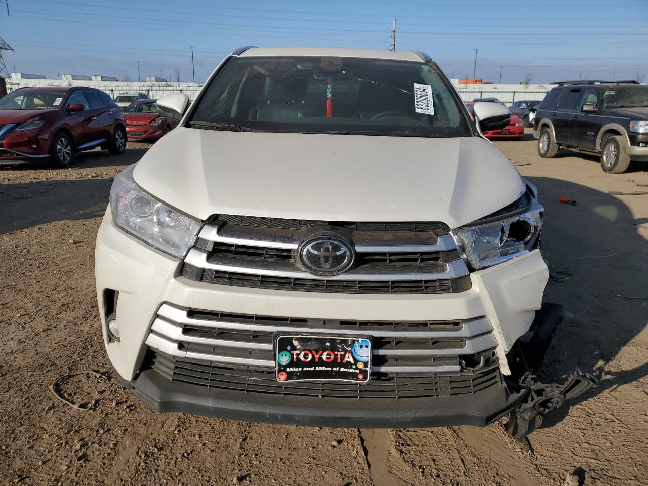 2017 Toyota Highlander VIN 5TDJZRFH0HS517030 Copart auction photo, front end / minor dent/scratches damage thumbnail 5