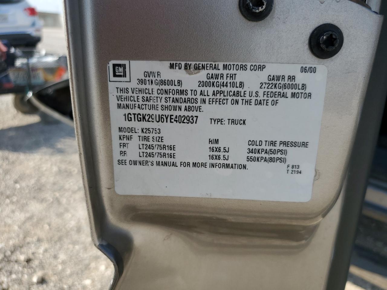 2000 GMC Sierra VIN 1GTGK29U6YE402937 Copart auction photo, front end damage thumbnail 14