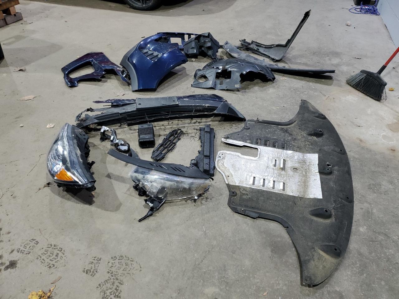 2019 KIA Sorento VIN 5XYPGDA5XKG466821 Copart auction photo, front end / minor dent/scratches damage thumbnail 13
