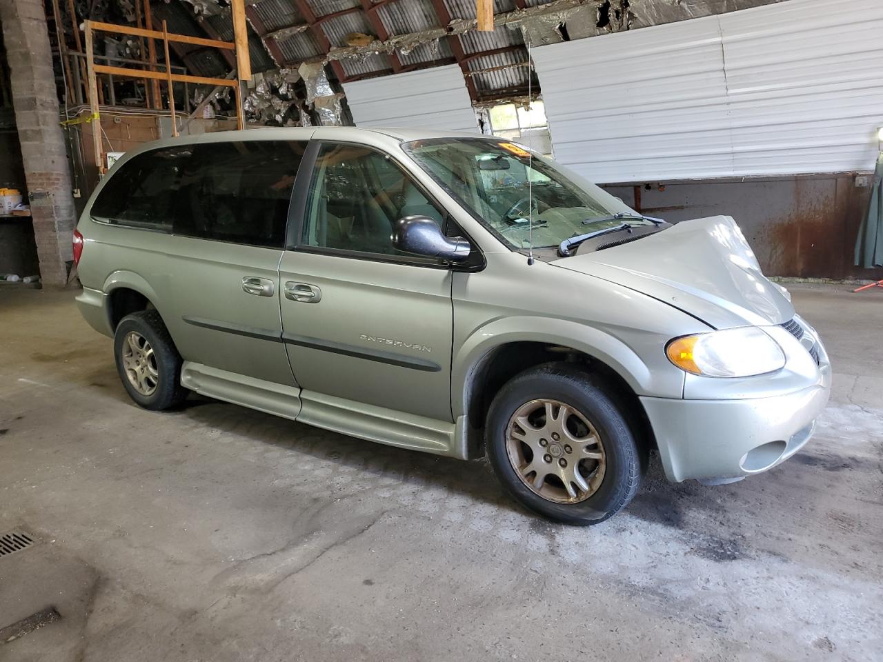 2003 Dodge Caravan VIN 2D4GP44LX3R186598 Copart auction photo, front end / side damage thumbnail 4