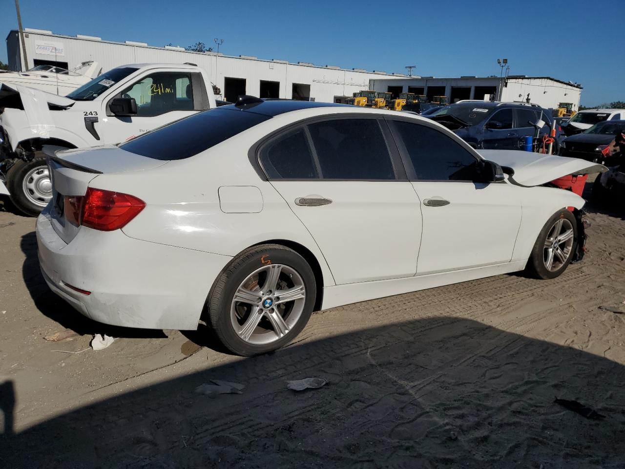 2013 BMW 3er VIN WBA3A5G59DNP24977 Copart auction photo, front end / undercarriage damage thumbnail 3
