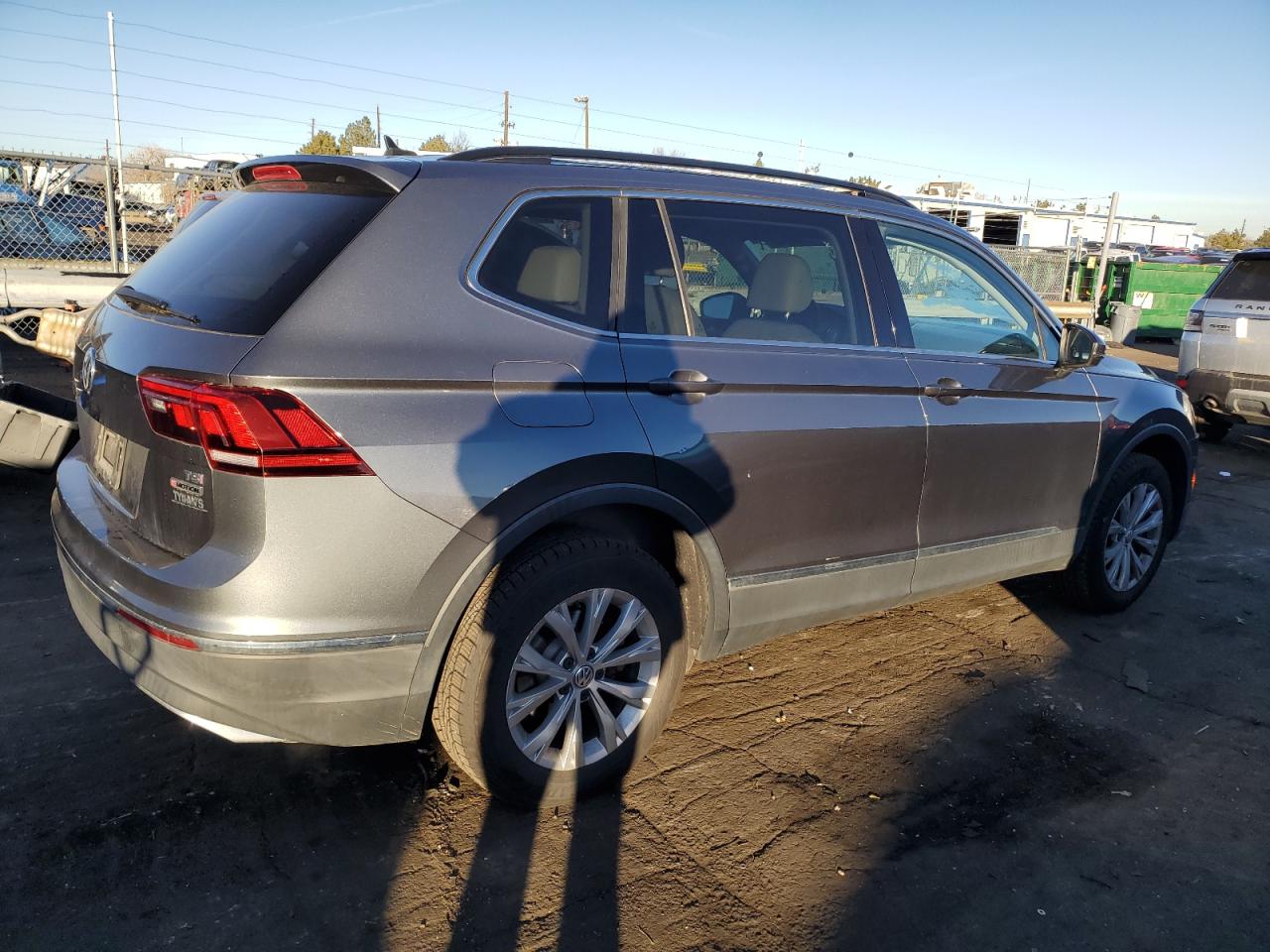 2018 Volkswagen Tiguan VIN 3VV2B7AX9JM000652 Copart auction photo, hail damage thumbnail 3