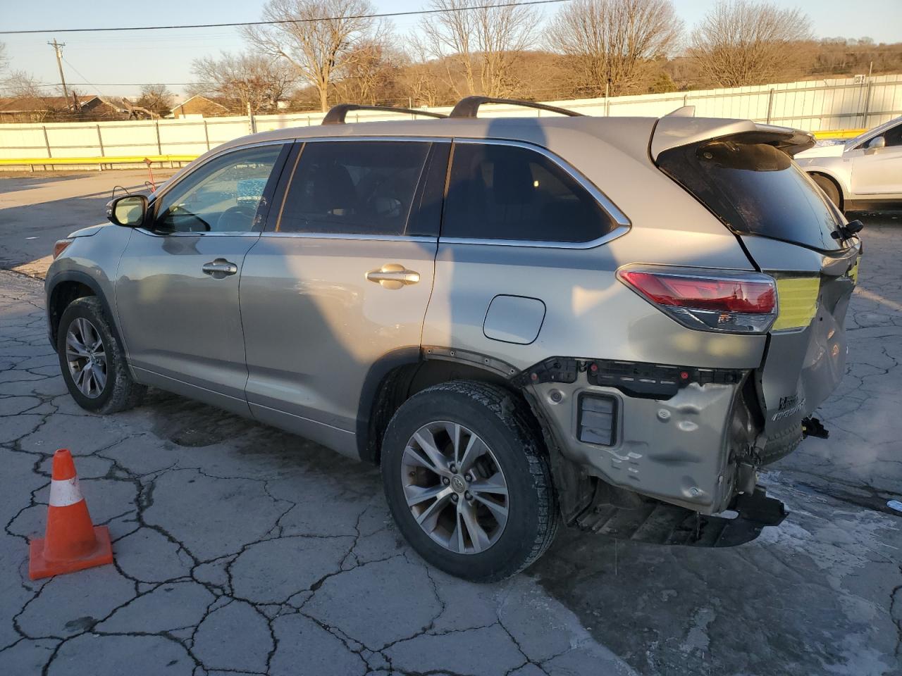 2015 Toyota Highlander VIN 5TDZKRFH2FS051542 Copart auction photo, rear end / minor dent/scratches damage thumbnail 2