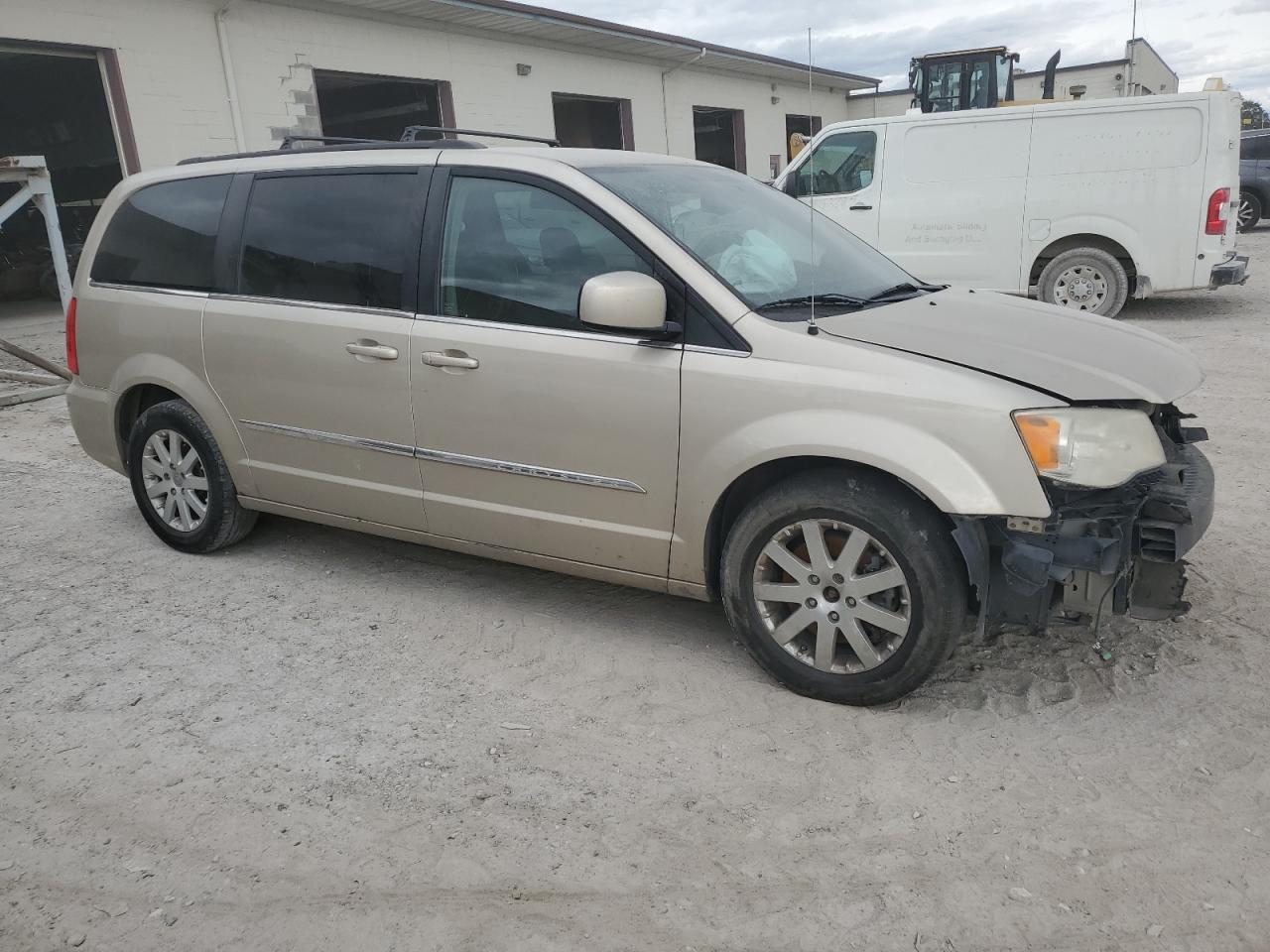 2013 Chrysler Town & Country VIN 2C4RC1BG4DR619923 Copart auction photo, front end / minor dent/scratches damage thumbnail 4