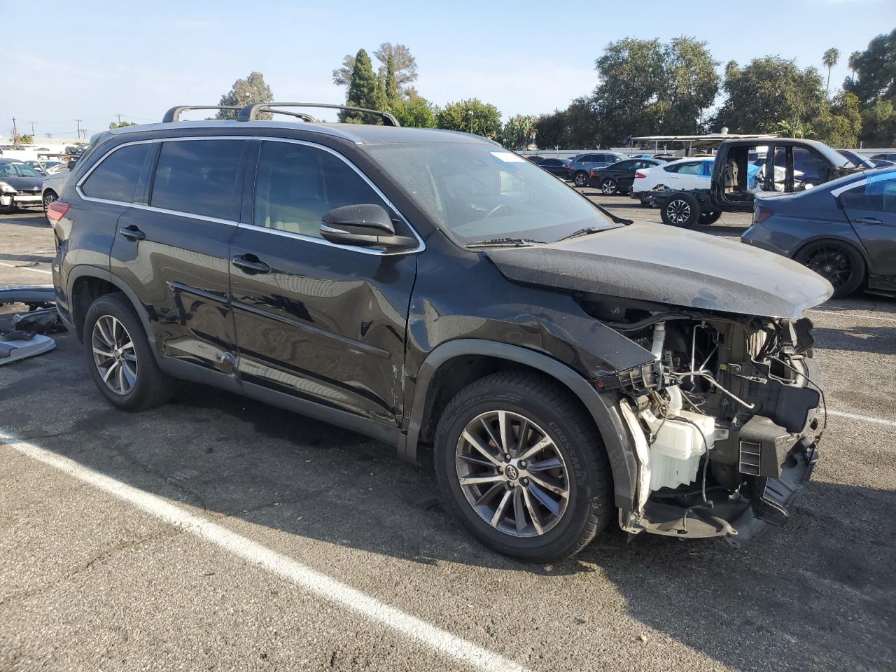 2019 Toyota Highlander VIN 5TDKZRFH9KS306999 Copart auction photo, front end / side damage thumbnail 4
