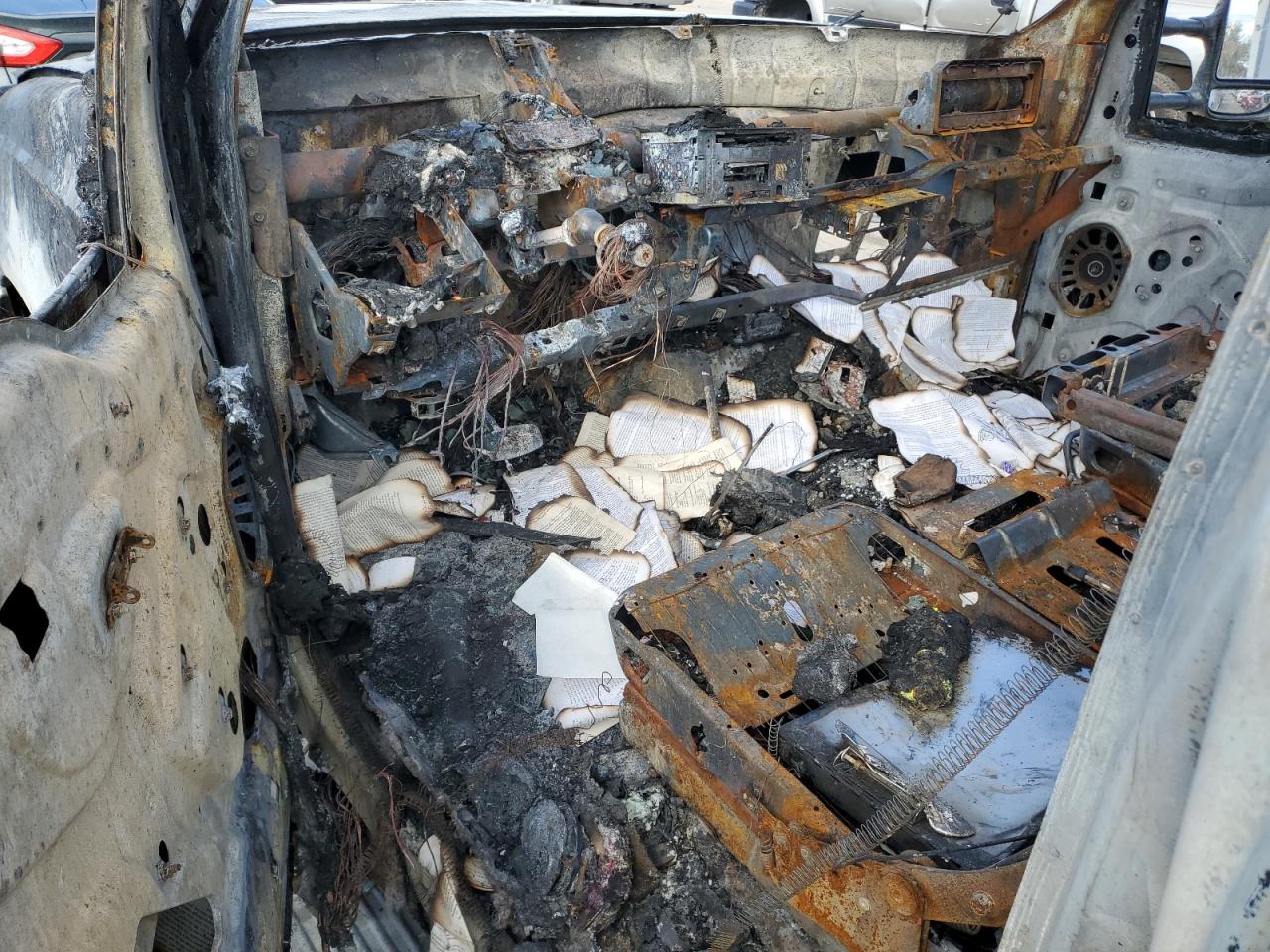 2000 Ford F250 VIN 1FTNX21L1YEB61705 Copart auction photo, burn - interior / burn damage thumbnail 8