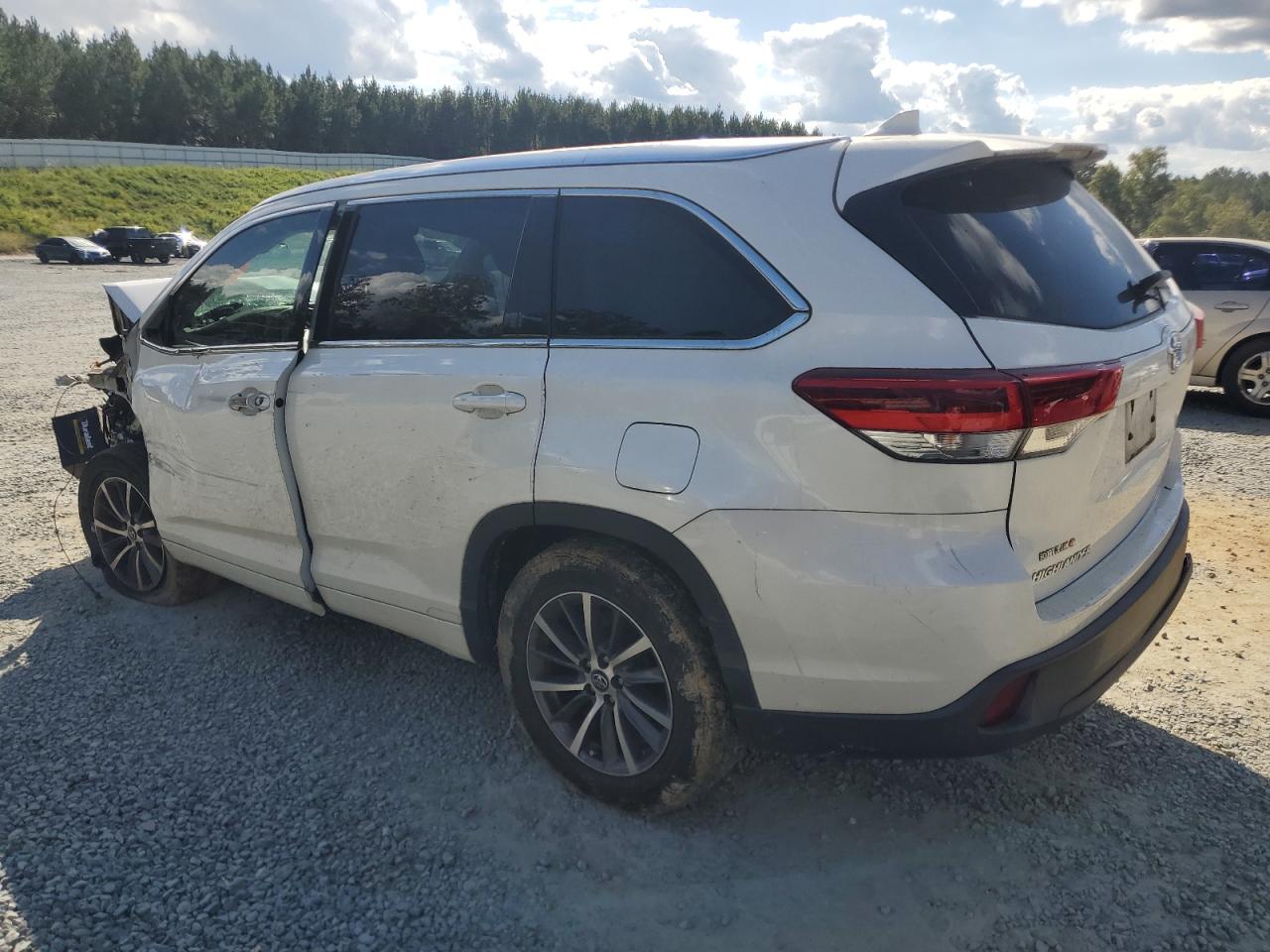 2018 Toyota Highlander VIN 5TDKZRFH1JS538754 Copart auction photo, front end / side damage thumbnail 2