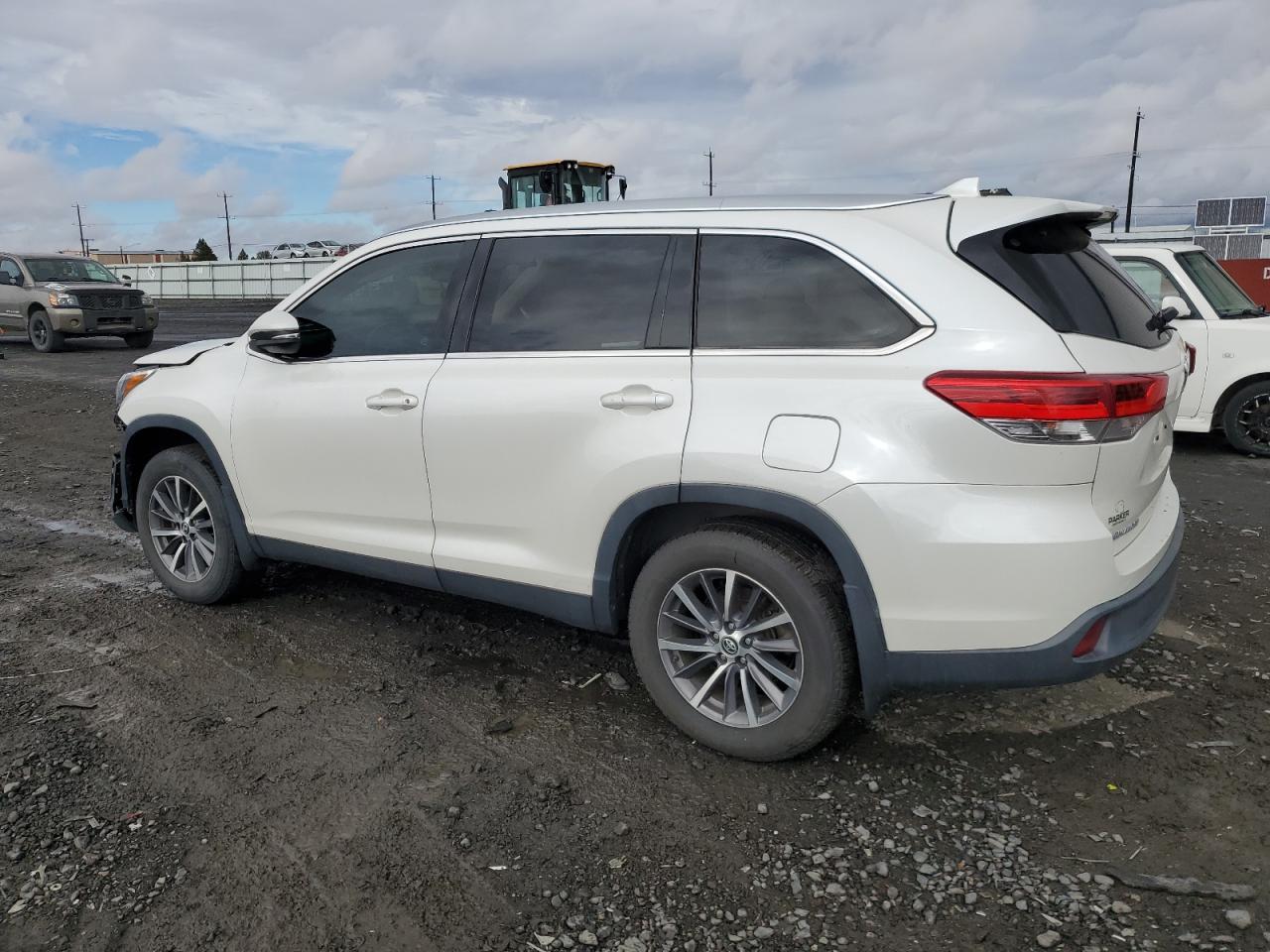 2019 Toyota Highlander VIN 5TDJZRFH0KS574514 Copart auction photo, front end damage thumbnail 2