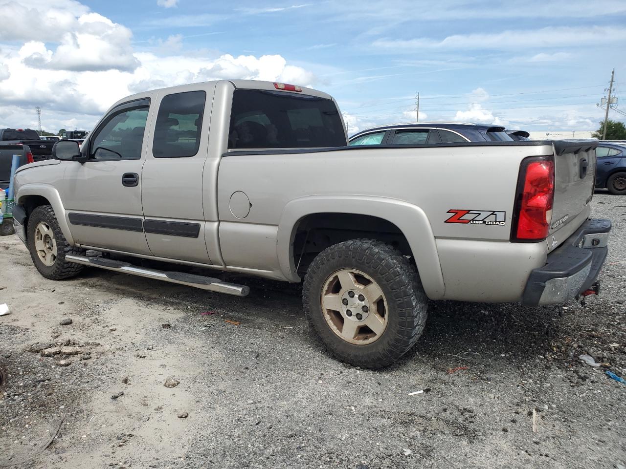 2005 Chevrolet Silverado VIN 1GCEK19Z45Z235320 Copart auction photo, front end / side damage thumbnail 2