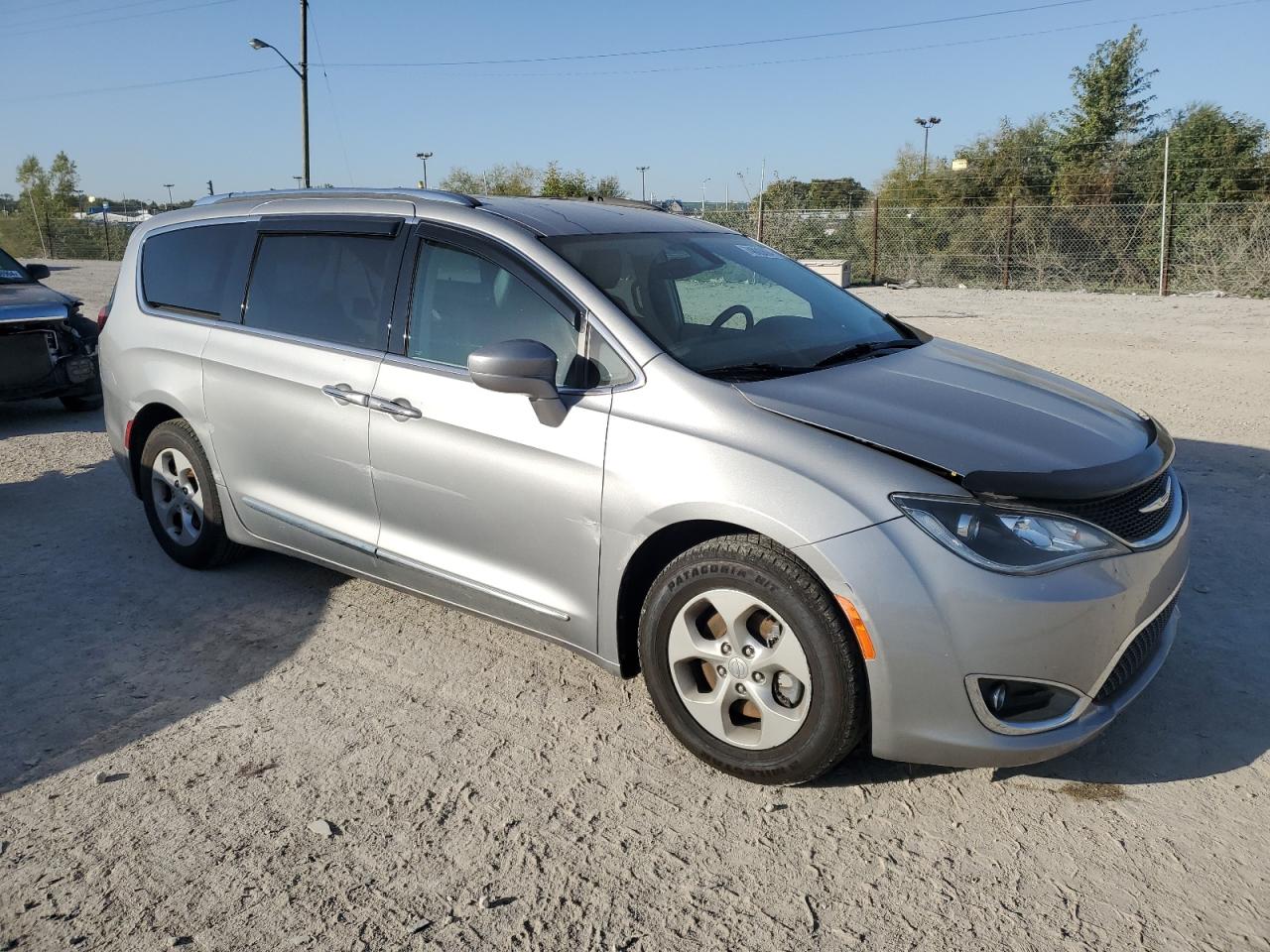 2017 Chrysler Pacifica VIN 2C4RC1EGXHR616381 Copart auction photo, front end / minor dent/scratches damage thumbnail 4