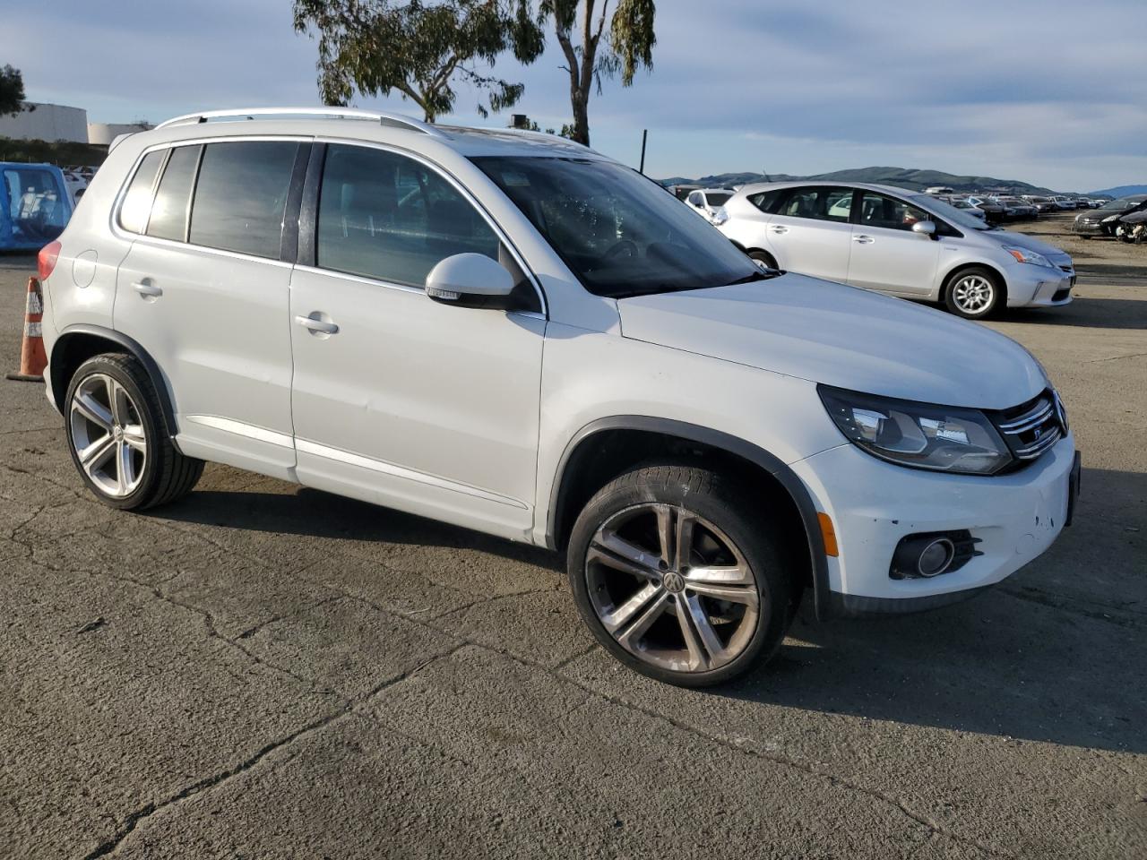 2015 Volkswagen Tiguan VIN WVGAV7AXXFW073338 Copart auction photo, front end / side damage thumbnail 4