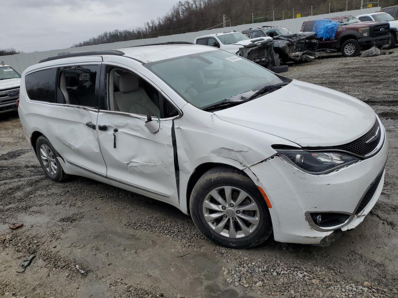 2017 Chrysler Pacifica VIN 2C4RC1BG9HR788129 Copart auction photo, all over damage thumbnail 4