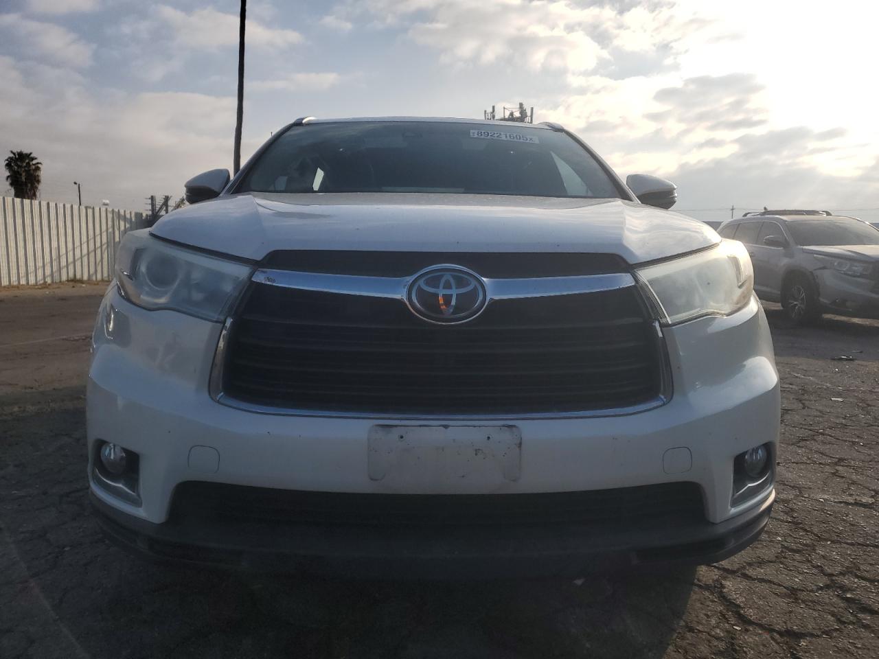 2015 Toyota Highlander VIN 5TDDKRFH0FS207720 Copart auction photo, side / front end damage thumbnail 5