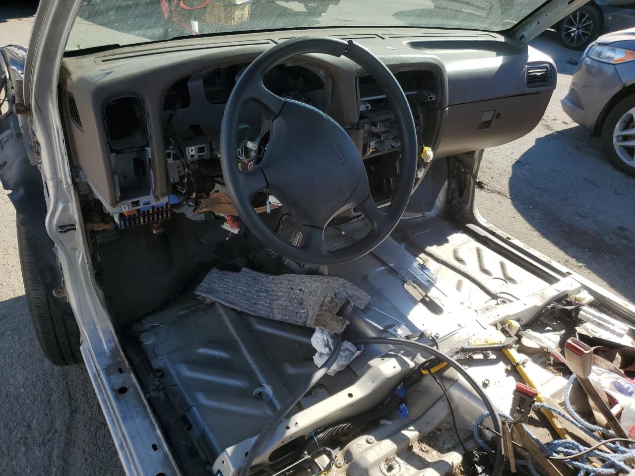 1997 Nissan Navara (Frontier) VIN 1N6SD11S6VC300969 Copart auction photo, vandalism / stripped damage thumbnail 8