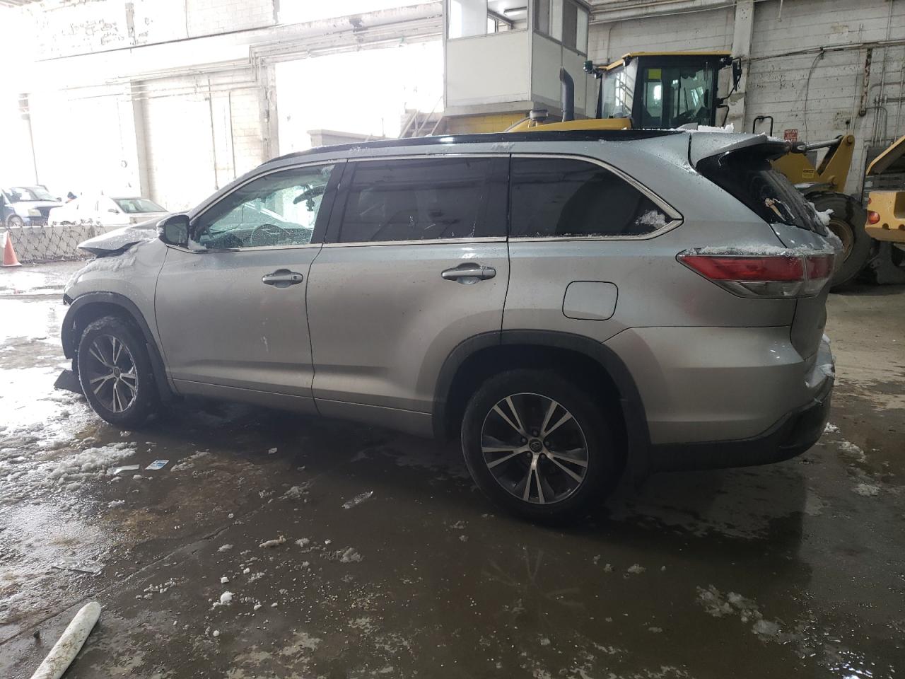 2016 Toyota Highlander VIN 5TDJKRFH8GS502861 Copart auction photo, frame damage / front end damage thumbnail 2