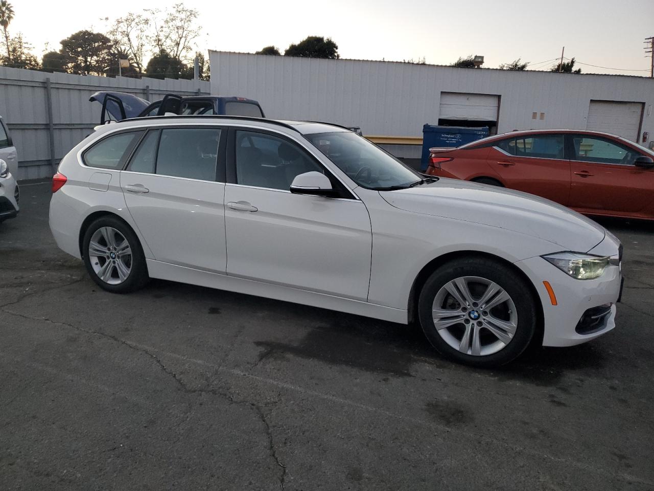 2017 BMW 3er VIN WBA8K3C32HA022928 Copart auction photo, water/flood / minor dent/scratches damage thumbnail 4