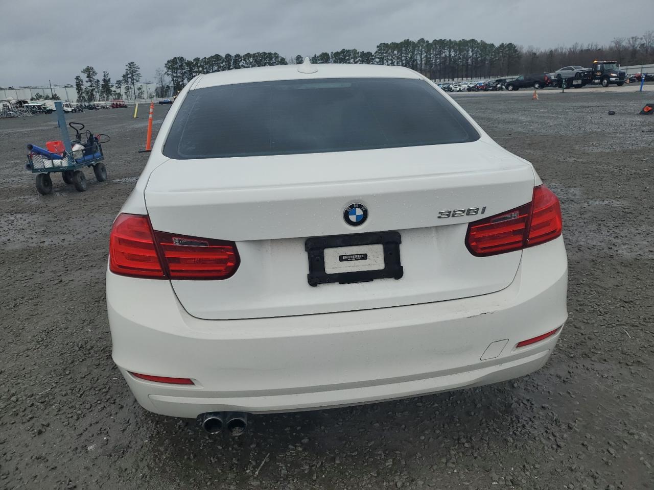 2013 BMW 3er VIN WBA3A5C52DF358280 Copart auction photo, burn - interior damage thumbnail 6