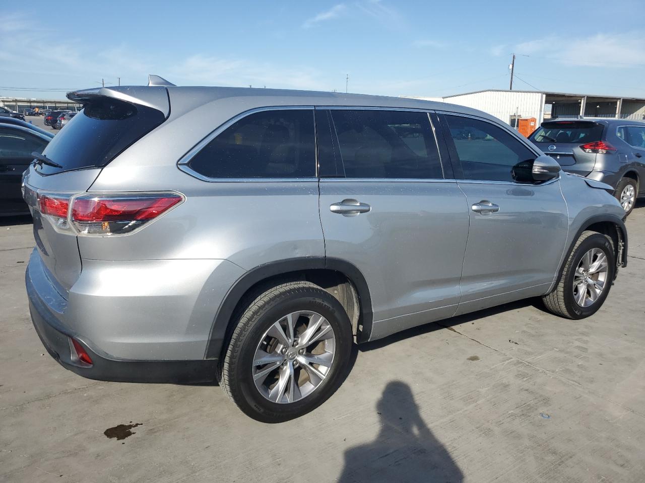 2015 Toyota Highlander VIN 5TDZKRFH0FS059784 Copart auction photo, front end / side damage thumbnail 3