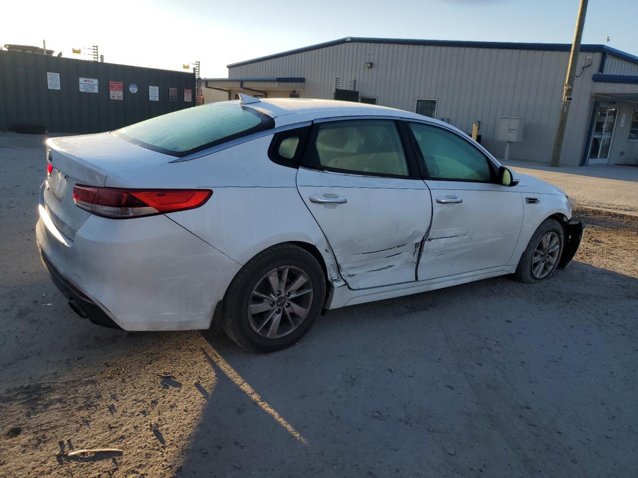 2017 KIA Optima VIN 5XXGT4L3XHG137525 Copart auction photo, side / front end damage thumbnail 3