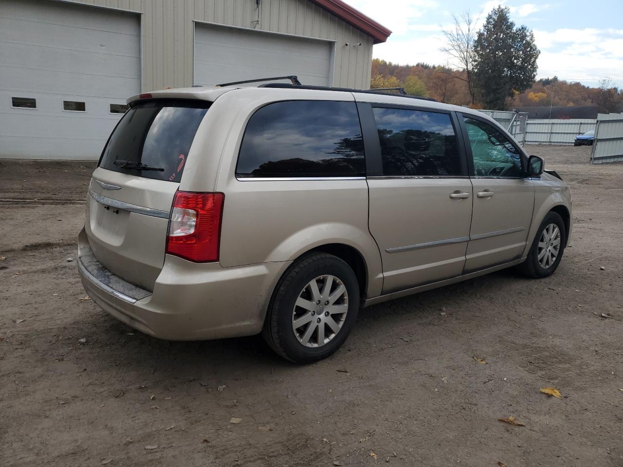 2015 Chrysler Town & Country VIN 2C4RC1BG0FR739656 Copart auction photo, front end / minor dent/scratches damage thumbnail 3