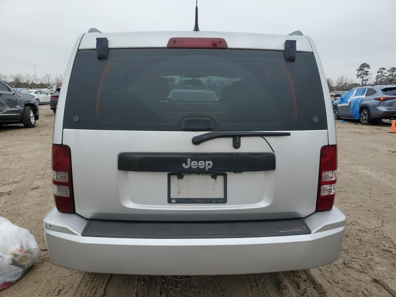 2011 Jeep Liberty (North America) VIN 1J4PP2GK2BW569567 Copart auction photo, rear end / minor dent/scratches damage thumbnail 6