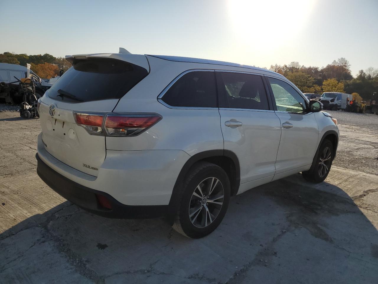 2016 Toyota Highlander VIN 5TDJKRFH9GS287054 Copart auction photo, front end damage thumbnail 3