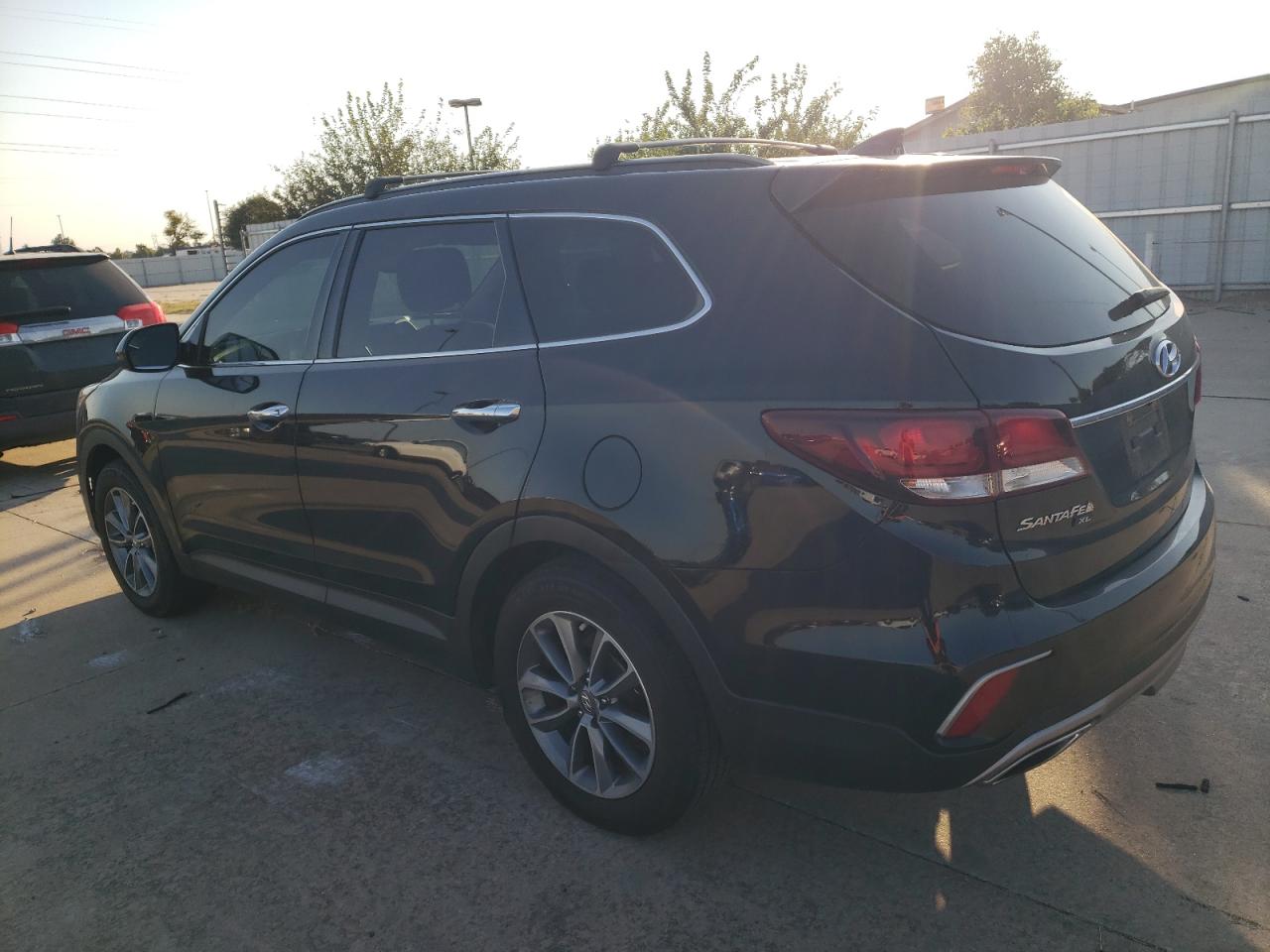 2019 Hyundai Santa Fe VIN KM8SM4HF1KU308623 Copart auction photo, hail damage thumbnail 2