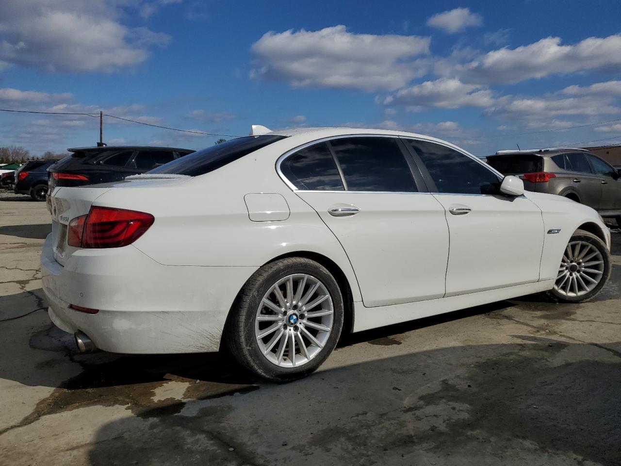 2013 BMW 5er VIN WBAFU7C53DDU68654 Copart auction photo, minor dent/scratches / undercarriage damage thumbnail 3