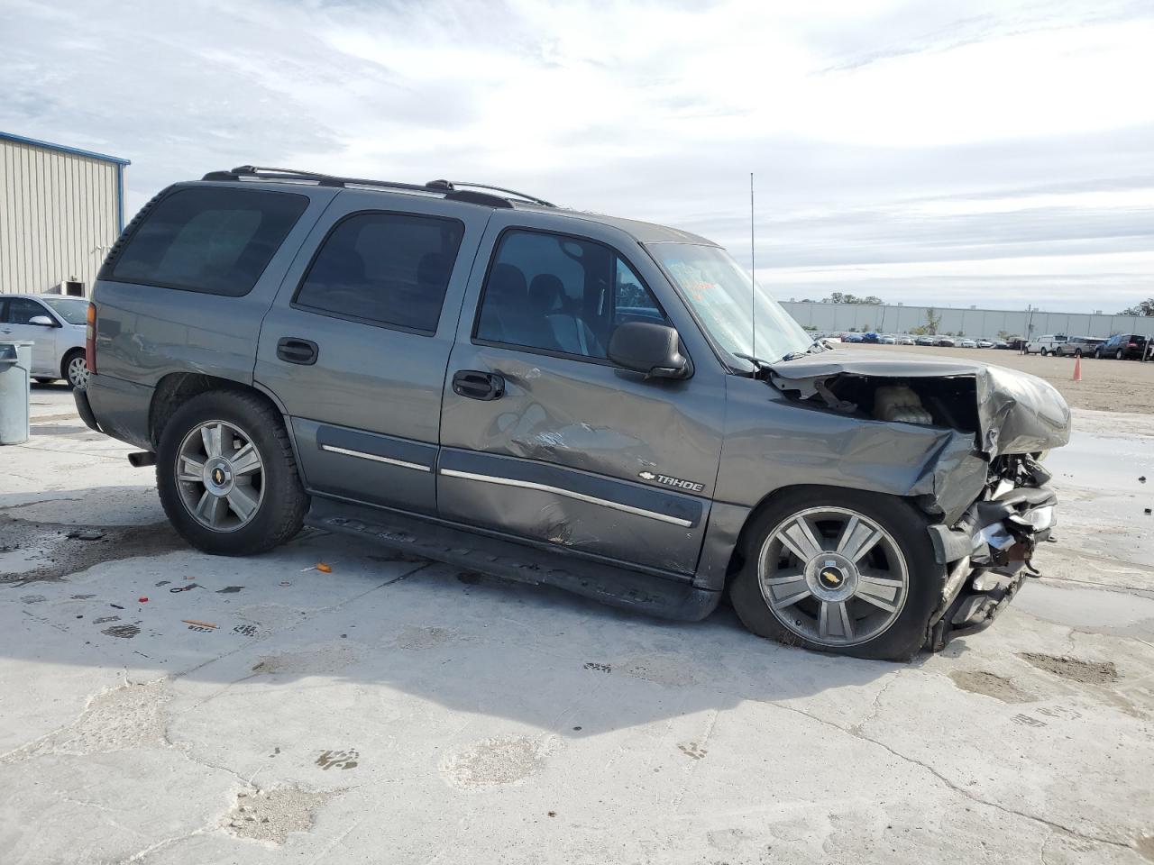 2002 Chevrolet Tahoe VIN 1GNEC13Z32R249394 Copart auction photo, front end / side damage thumbnail 4