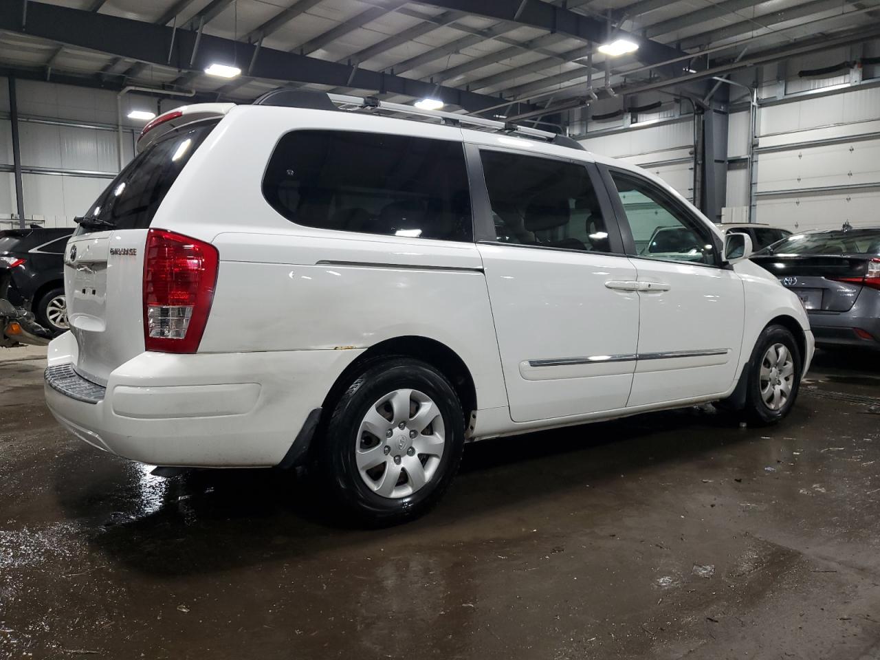 2008 Hyundai Entourage VIN KNDMC233486056798 Copart auction photo, front end / rear end damage thumbnail 3