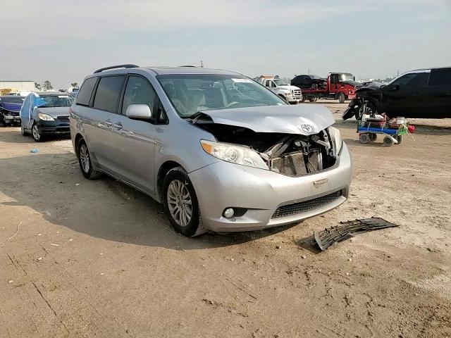 2013 Toyota Sienna VIN 5TDYK3DCXDS295047 Copart auction photo, front end / minor dent/scratches damage thumbnail 11
