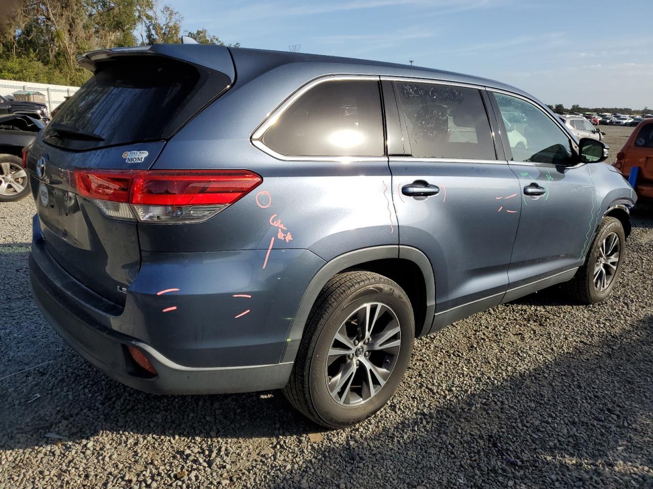 2019 Toyota Highlander VIN 5TDZZRFH8KS297453 Copart auction photo, front end / minor dent/scratches damage thumbnail 3