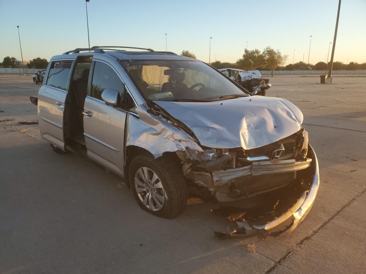 2014 Honda Odyssey VIN 5FNRL5H69EB030272 Copart auction photo, all over damage thumbnail 4