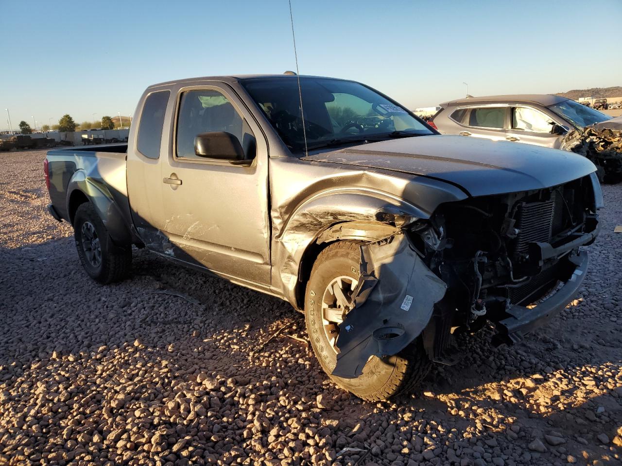 2017 Nissan Navara (Frontier) VIN 1N6DD0CU9HN706741 Copart auction photo, all over damage thumbnail 4