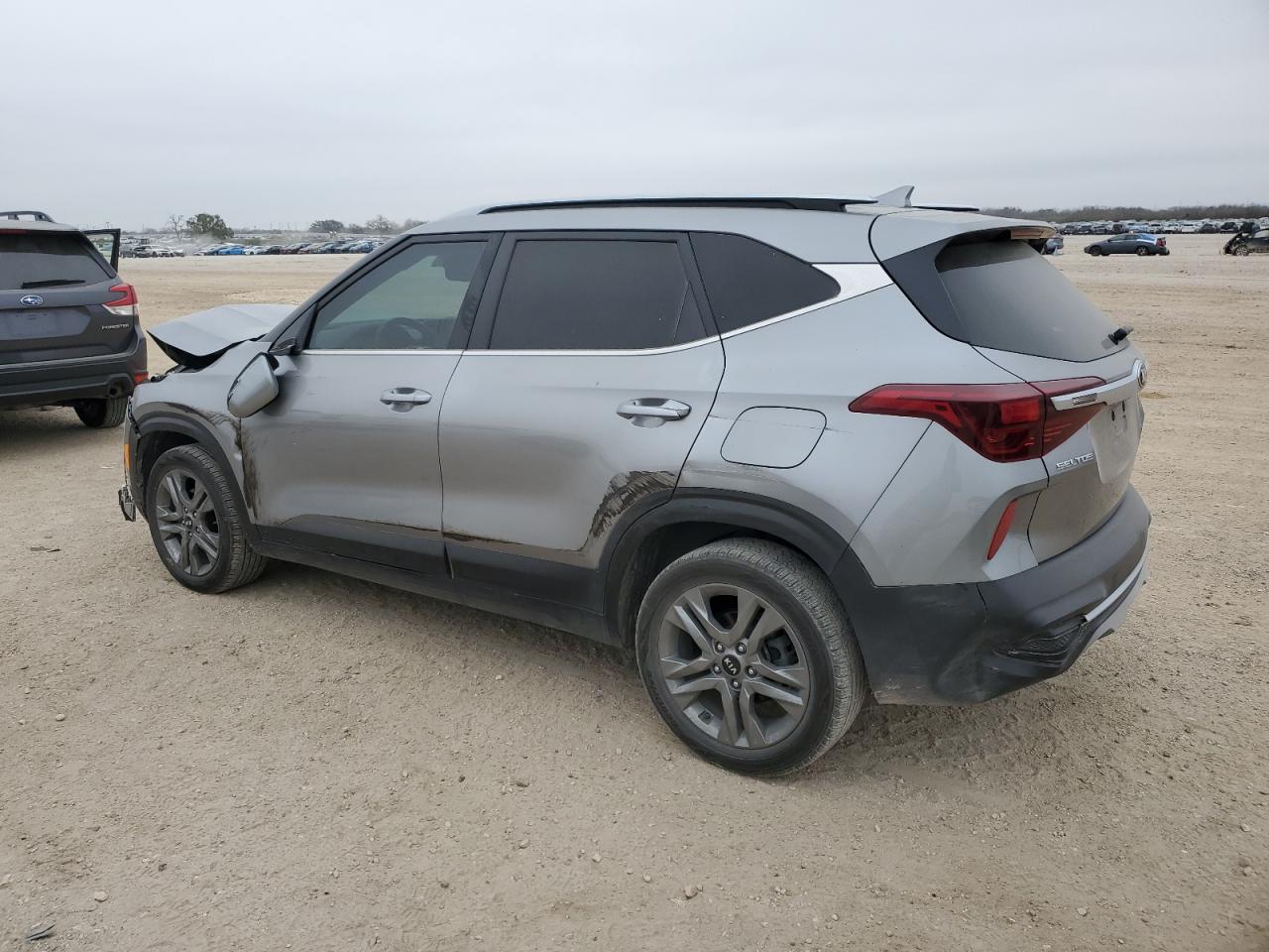 2021 KIA Seltos VIN KNDEU2AA2M7216040 Copart auction photo, all over damage thumbnail 2