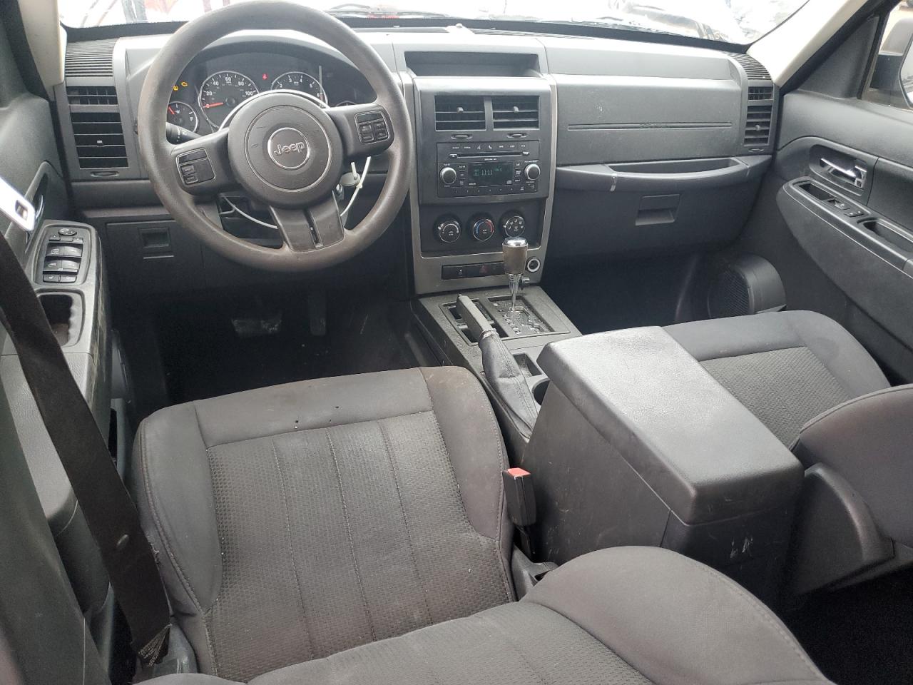 2011 Jeep Liberty (North America) VIN 1J4PP2GK2BW569567 Copart auction photo, rear end / minor dent/scratches damage thumbnail 8