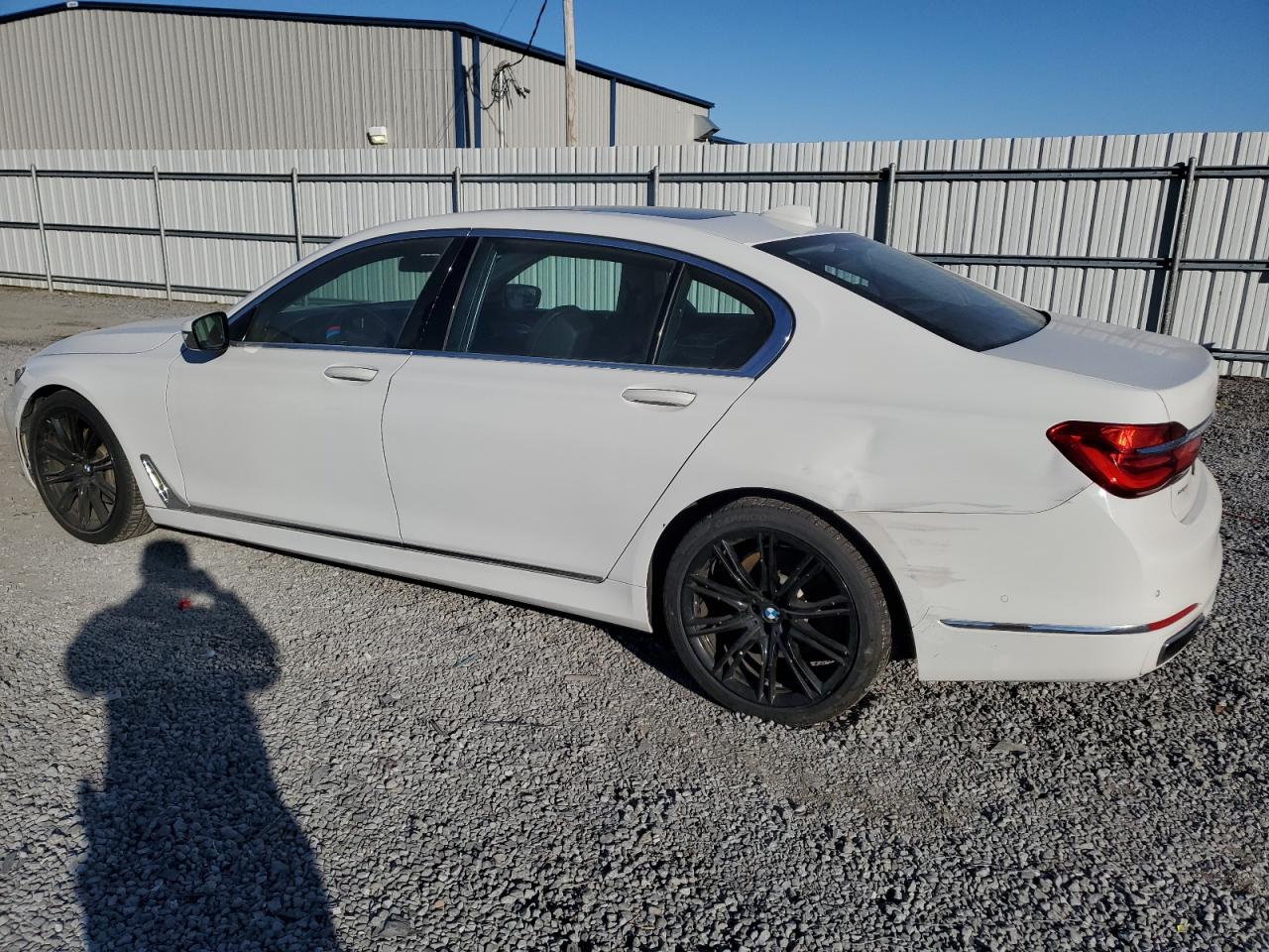 2017 BMW 7er VIN WBA7E2C32HG740649 Copart auction photo, minor dent/scratches damage thumbnail 2