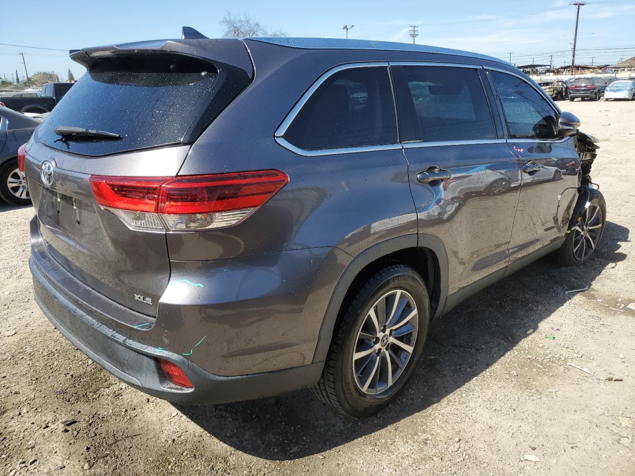 2019 Toyota Highlander VIN 5TDKZRFH3KS309719 Copart auction photo, front end damage thumbnail 3