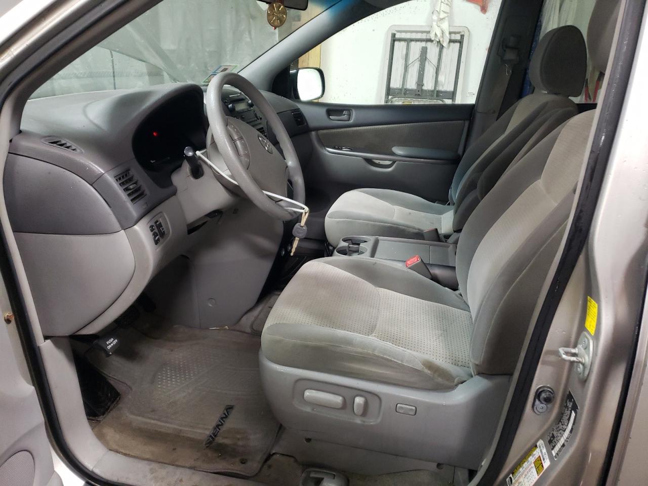 2010 Toyota Sienna VIN 5TDKK4CC5AS322566 Copart auction photo, front end / minor dent/scratches damage thumbnail 7