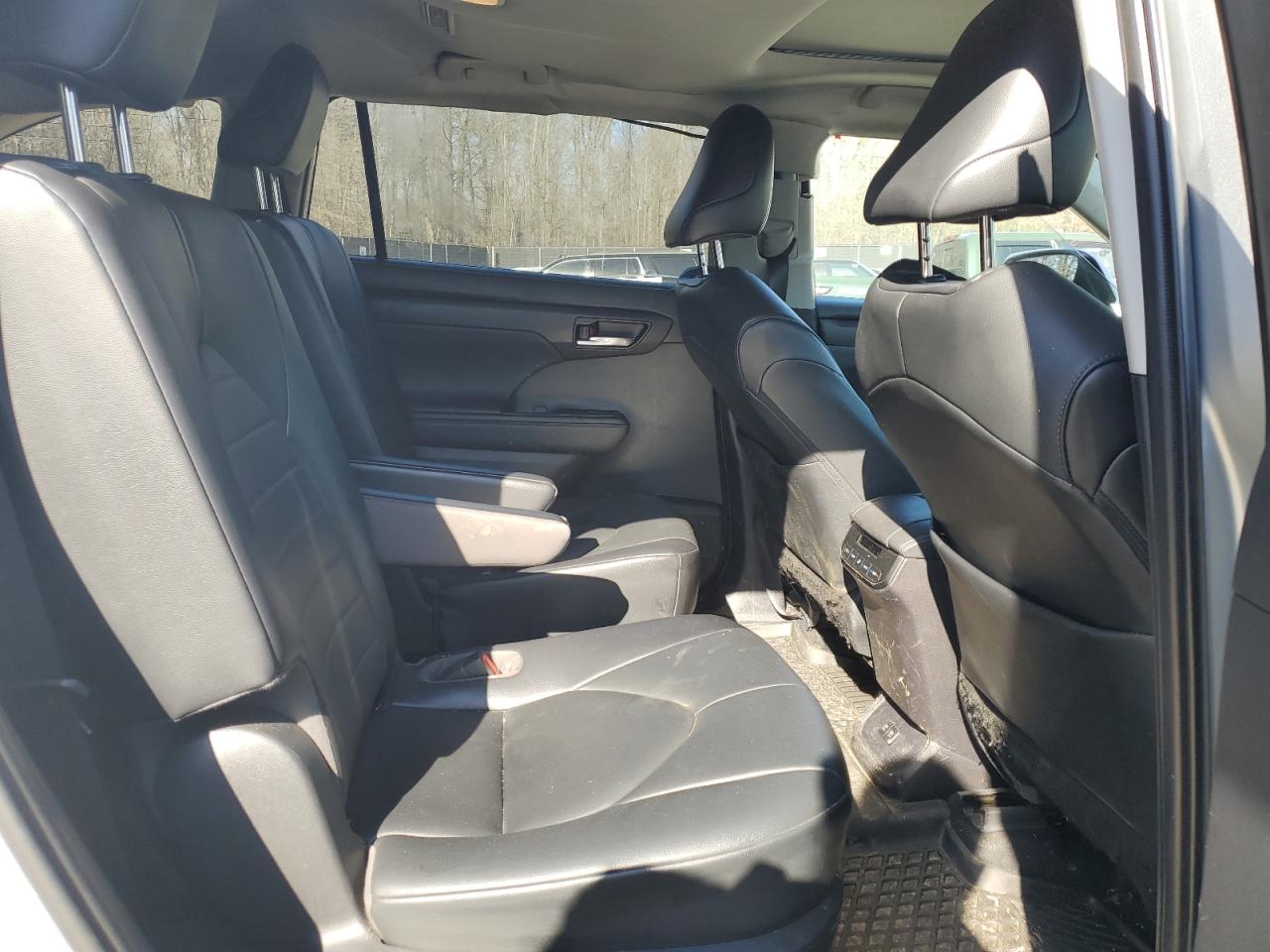 2021 Toyota Highlander VIN 5TDGZRBH1MS528757 Copart auction photo, front end / minor dent/scratches damage thumbnail 11